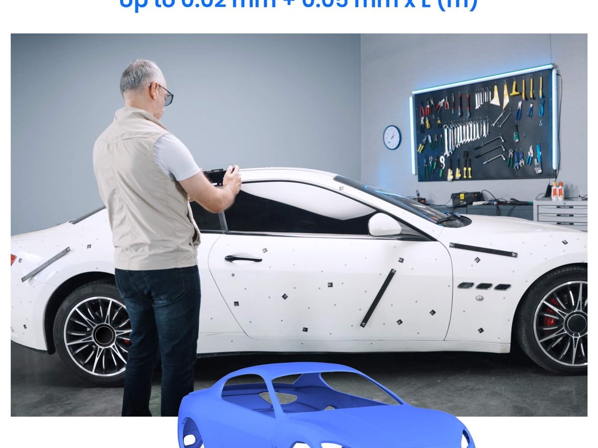Técnico realizando digitalização 3D em veículo com scanner Revopoint MIRACO Plus